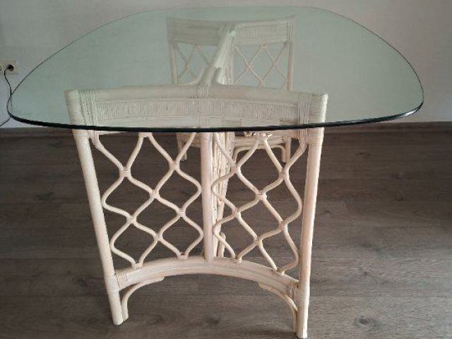 Rattan-Glastisch