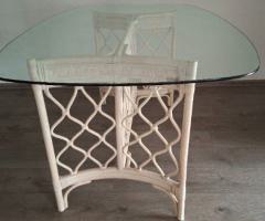 Rattan-Glastisch