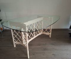 Rattan-Glastisch